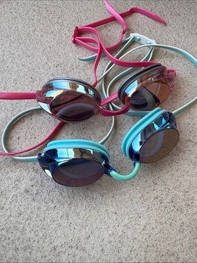 Set Lot of 2 Speedo Women’s Vanquisher 2.0 Mirrored Lens Swim Goggles Pink Blue